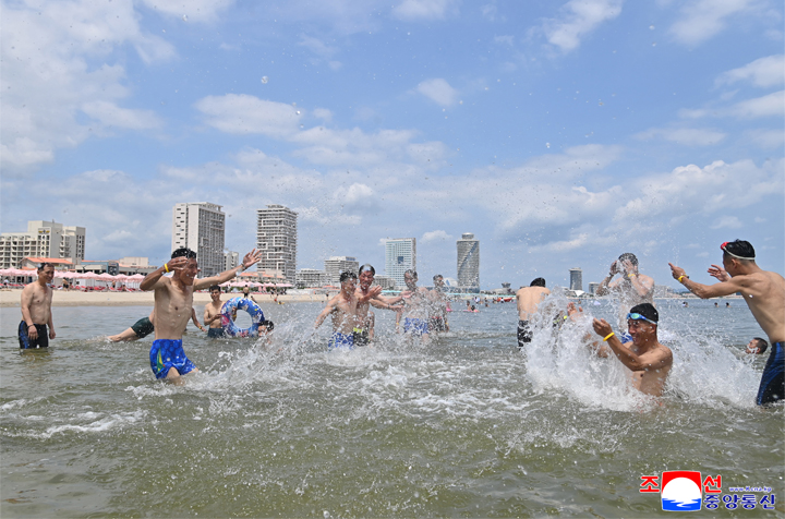 13-인민의 기쁨 넘쳐나는 동해의 명사십리-원산갈마해안관광지구